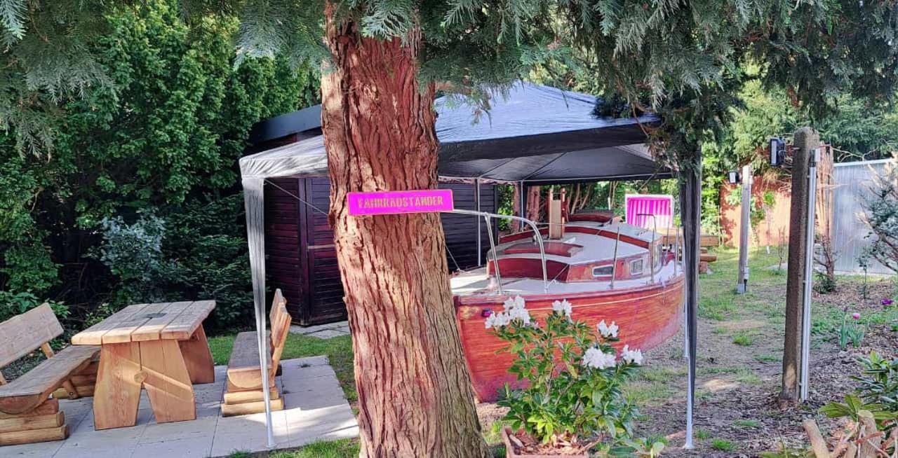 Hotel Columbus Und Glamping Бремерхавен Екстериор снимка